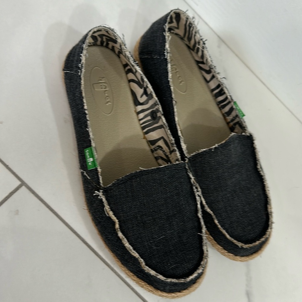 Size women’s 7, slip on Sanuk’s in a charcoal/dark blue color.